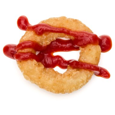 Gevrek derin kızarmış soğan veya beyaz arka plan üzerinde izole ketçap ile kalamar halka