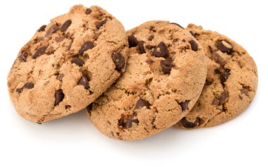 Beyaz arka plan üzerinde izole üç çikolatalı kurabiye. Tatlı bisküvi. Ev yapımı pasta.