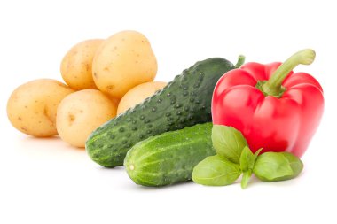 İzole sebzeler. Beyaz arka planda tatlı dolmalık biber, patates ve salatalık..