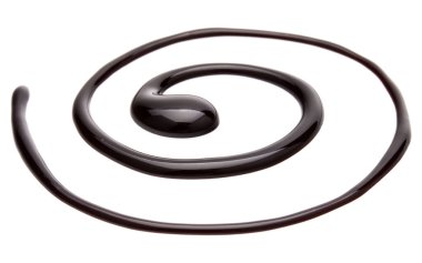 Beyaz arkaplanda izole edilmiş çikolata şurubu damlası