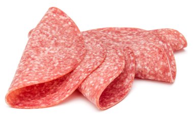 Beyaz arka planda izole edilmiş salam tütsülenmiş sosis dilimleri