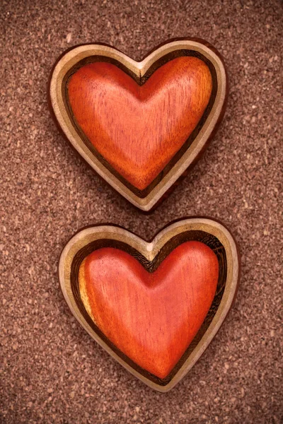 素朴な木製の背景に つの木製の心 バレンタインの日のコンセプトです 愛のシンボル グリーティング カード — ストック写真