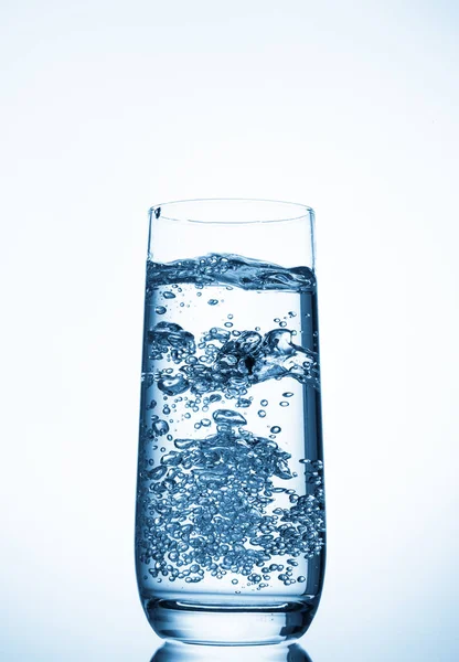 Стекло Воды Синем Фоне — стоковое фото