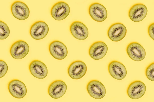 Kiwi Scheiben Muster Auf Grünem Hintergrund Lebensmittel Hintergrund Obstmuster Pop — Stockfoto