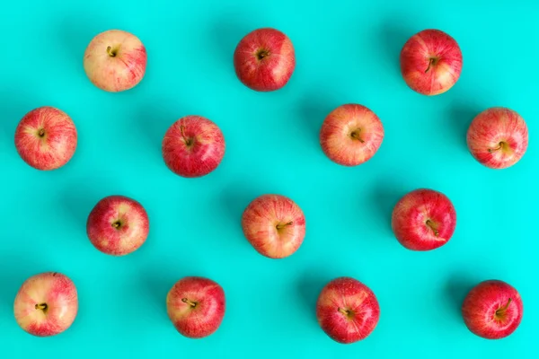 Padrão Fruta Maçã Vermelha Fundo Azul Deitado Plano Vista Superior — Fotografia de Stock