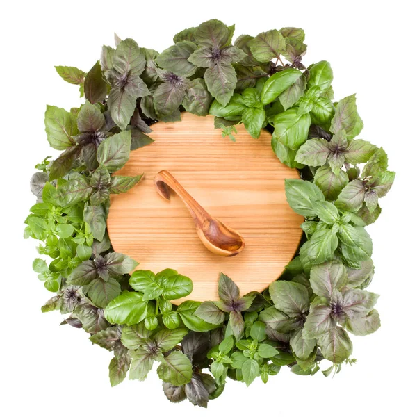 圆木切割板用勺子 各种甜罗勒草本叶边缘 健康食品概念 顶部视图 — 图库照片