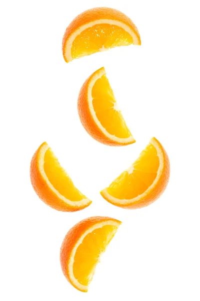 Fallande Färska Apelsin Frukt Skivor Isolerade Över Vit Bakgrund Närbild — Stockfoto