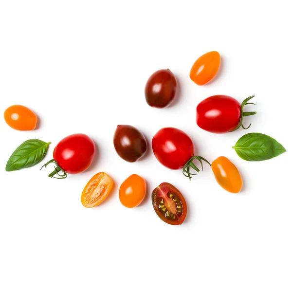Verschiedene Bunte Tomaten Und Basilikumblätter Isoliert Auf Weißem Hintergrund Draufsicht — Stockfoto
