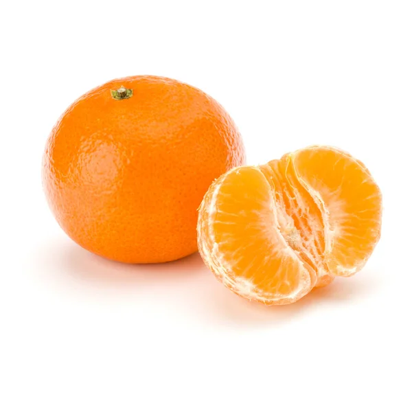 Mandarino Sbucciato Mandarino Metà Frutta Isolato Sfondo Bianco Ritaglio — Foto Stock