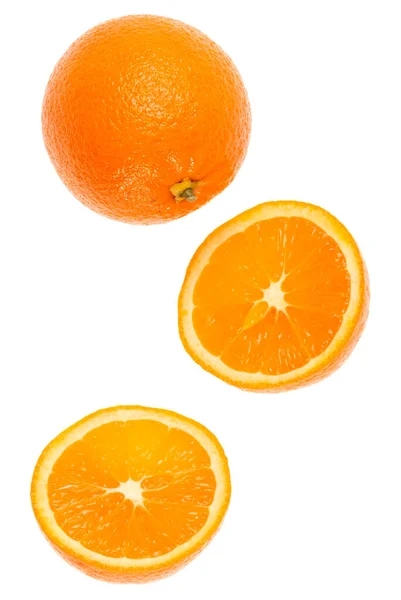 白い背景の上に孤立した新鮮なオレンジの果実のスライスを落下 フライングフードコンセプト 最上階だ平置きだ影のない空気中のオレンジのスライス — ストック写真