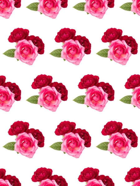 赤とピンクのバラの花の花束白地に孤立した緑の葉 花のシームレスなパターン — ストック写真