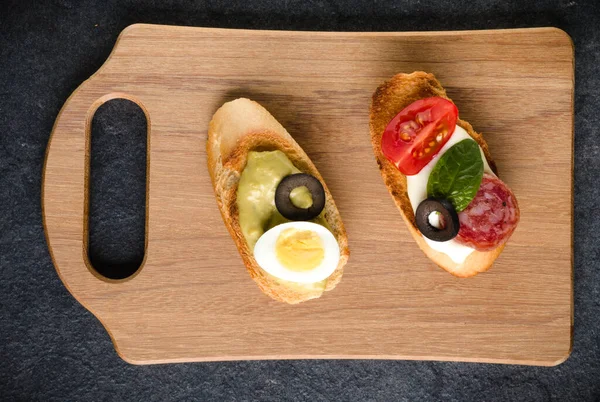 Canapé Sándwich Cara Abierta Crostini Una Tabla Servir Madera Sobre —  Fotos de Stock