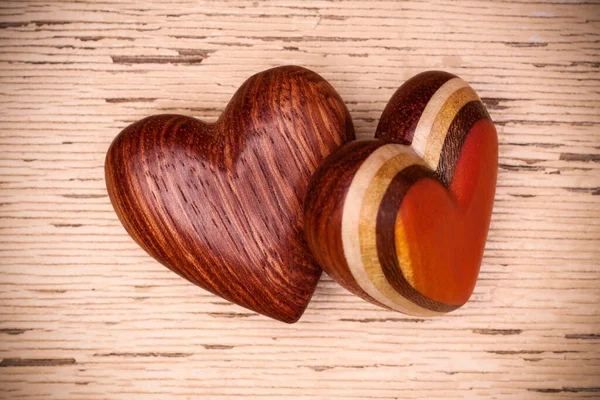 素朴な木製の背景に つの木製の心 バレンタインの日のコンセプトです 愛のシンボル グリーティング カード — ストック写真