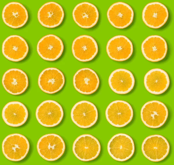 Płynny Wzór Pomarańczowych Plasterków Owoców Zielonym Tle Płaskie Łóżko Widok — Zdjęcie stockowe