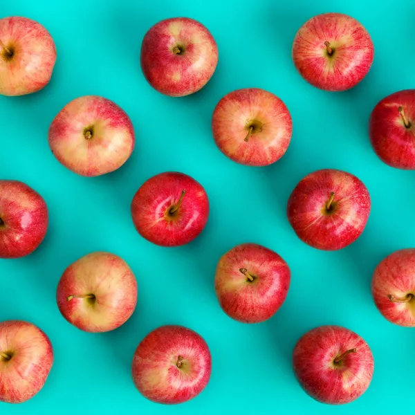 Mavi Arka Plan Üzerinde Kırmızı Elma Meyve Deseni Düz Yatıyordu — Stok fotoğraf