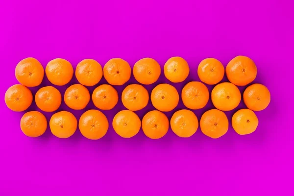 Wzór Owoców Świeżych Mandarynki Pomarańczowej Lub Mandarynek Tle Liliowy Płaski — Zdjęcie stockowe