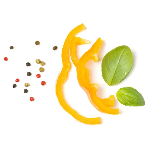 黄胡椒片与罗勒叶隔离在白色背景切口 顶视图 — 图库照片