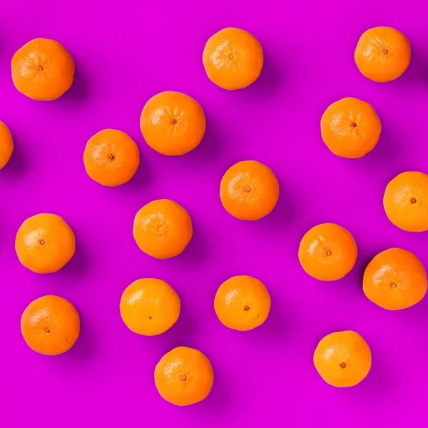 Frukt Mönster Färsk Apelsin Tangerine Eller Mandarin Lila Bakgrund Flat — Stockfoto