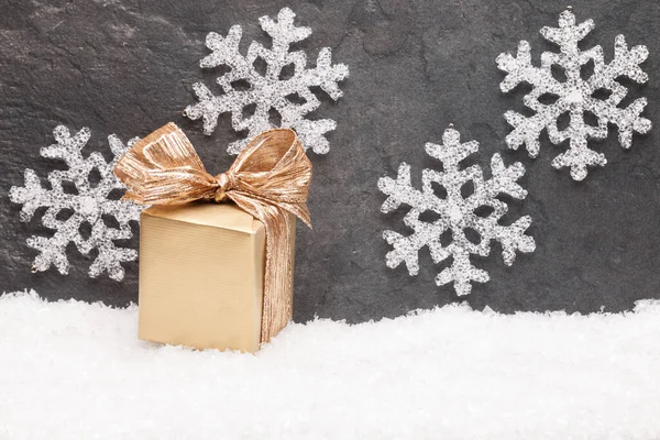 圣诞贺卡 诺埃尔节日背景 新年的象征 雪地上的金礼盒 — 图库照片