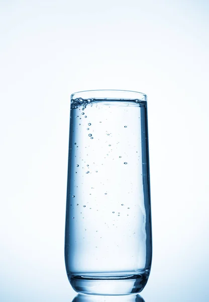 Wasserglas Auf Blauem Hintergrund — Stockfoto