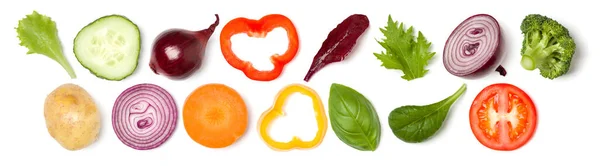 创造性地布局番茄片 罗勒叶 顶视图 食品概念 在白色背景上隔离的蔬菜 食品成分模式 — 图库照片