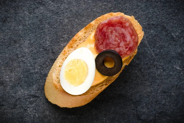 Canape Sandwich Ouvert Crostini Sur Fond Pierre Sombre Gros Plan — Photo