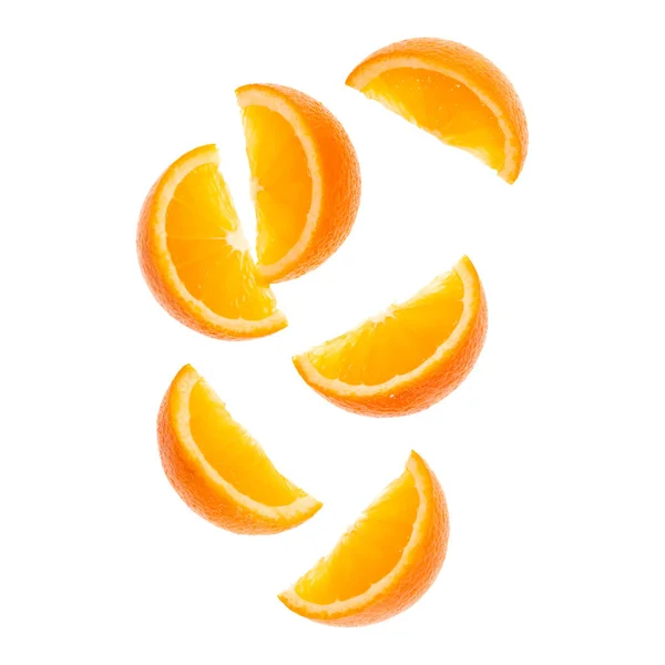 Падають Свіжі Апельсинові Фруктові Скибочки Ізольовані Білому Тлі Крупним Планом — стокове фото