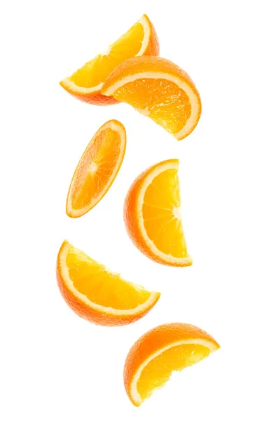 白い背景のクローズアップに隔離された新鮮なオレンジ色のフルーツスライスを落ちる フライングフードのコンセプト トップビュー 平らな横たわる オレンジ色のスライス 影なし — ストック写真