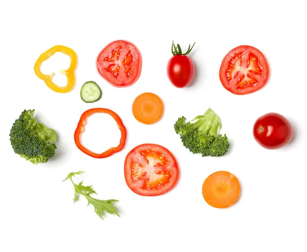 Kreatives Layout Aus Tomatenscheiben Gurken Basilikumblättern Flache Lage Draufsicht Food — Stockfoto
