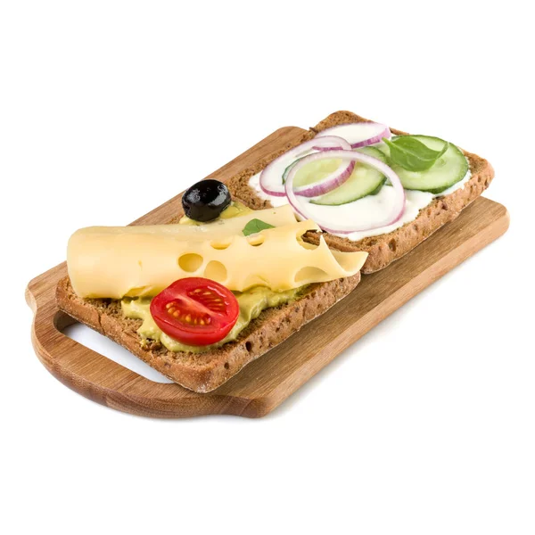 开放的脸蔬菜三明治 Canape Crostini 在一个木制服务板查出在白色背景特写镜头 素食塔塔林 — 图库照片
