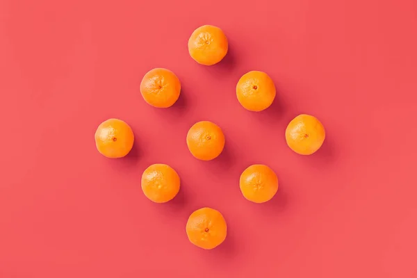 Patrón Fruta Mandarina Mandarina Naranja Fresca Sobre Fondo Coral Vivo — Foto de Stock