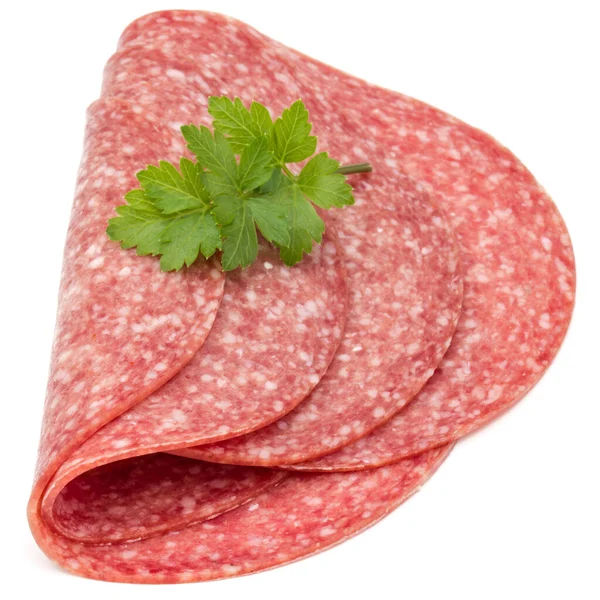 Beyaz arka planda izole edilmiş salam tütsülenmiş sosis dilimleri