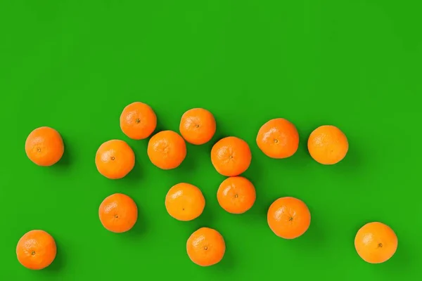 Wzór Owoców Świeżych Pomarańczowych Mandarynki Lub Mandarynka Zielonym Tle Płaski — Zdjęcie stockowe