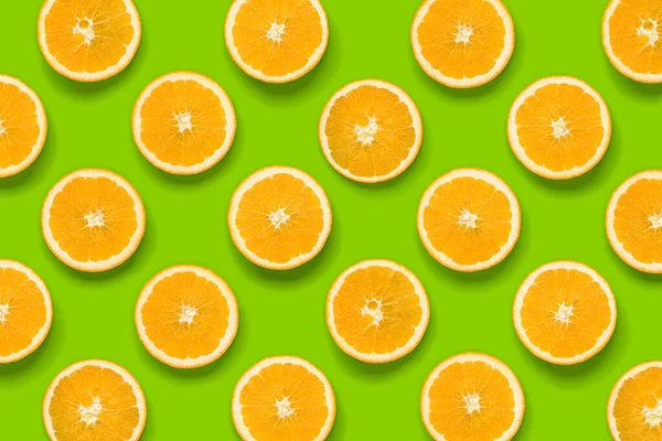 Fruit Pattern Orange Slices Green Background Flat Lay Top View — Stock Photo, Image