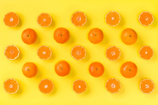 Patrón Fruta Rodajas Frescas Mandarina Sobre Fondo Amarillo Asiento Plano — Foto de Stock