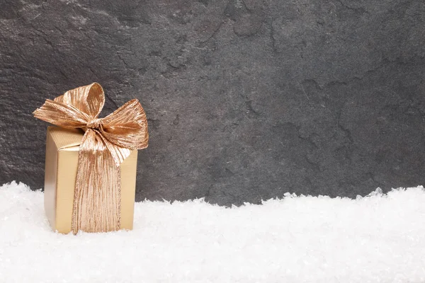 圣诞贺卡 诺埃尔节日背景 新年的象征 雪地上的金色礼品盒 带有复制空间的节日背景 — 图库照片