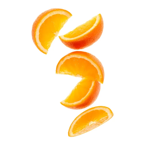 白い背景の上に孤立した新鮮なオレンジの果実のスライスを落下 フライングフードコンセプト 最上階だ平置きだ影のない空気中のオレンジのスライス — ストック写真