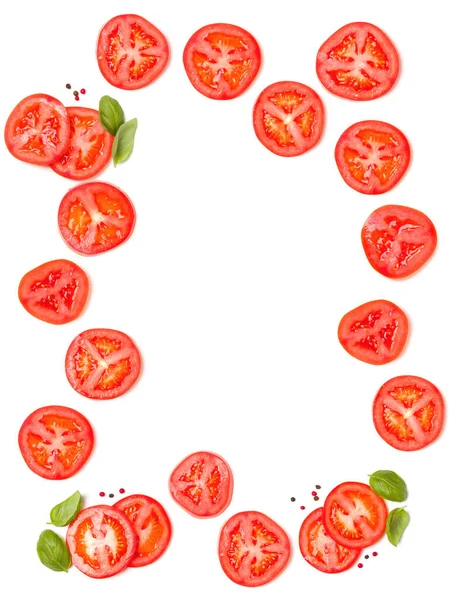 トマトスライスとバジルの葉で作られた創造的なレイアウト フラットレイアウト トップビュー 食べ物の概念 白い背景に隔離された野菜 コピースペース付きの食品成分パターン — ストック写真