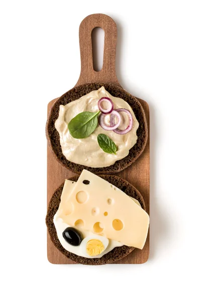 打开面奶酪三明治烤面包或 Crostini 在一个木制的服务板上孤立的白色背景特写 顶部视图 Tartarine — 图库照片