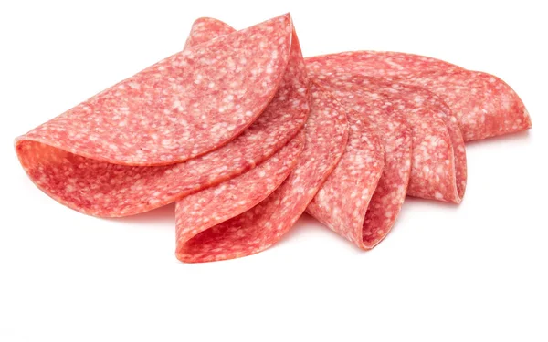 Beyaz arka planda izole edilmiş salam tütsülenmiş sosis dilimleri