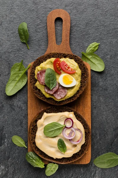 Canapé Sandwich Salchicha Crostini Con Cara Abierta Una Tabla Servir —  Fotos de Stock