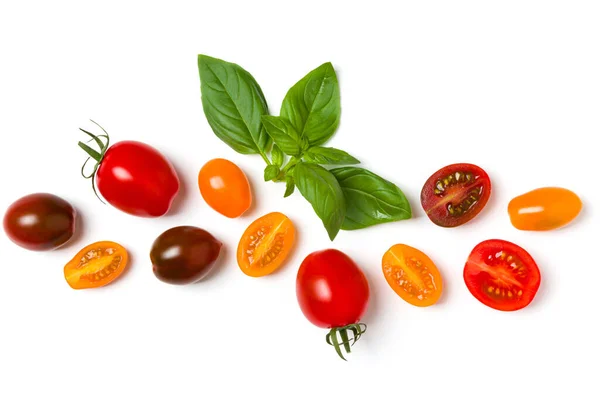 Verschiedene Bunte Tomaten Und Basilikumblätter Isoliert Auf Weißem Hintergrund Draufsicht — Stockfoto