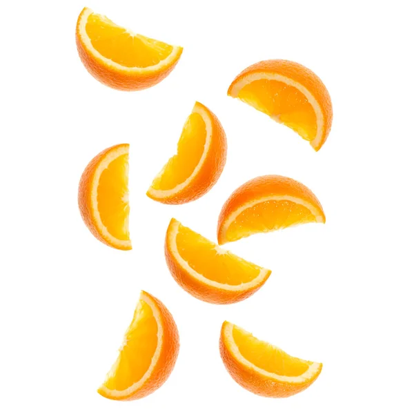 在白色背景特写上分离的新鲜橙果片 飞行食品概念 顶部视图 空气中的橙色切片 无阴影 — 图库照片