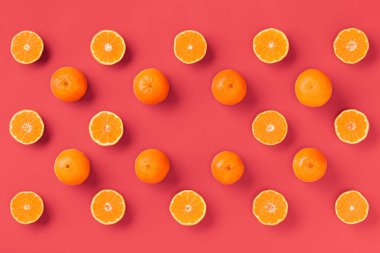 Canlı mercan arka plan taze portakal mandalina veya mandalina meyve desen. Düz yatıyordu, üstten bak. Pop art tasarımı, yaratıcı yaz konsepti. Minimal tarzda narenciye.