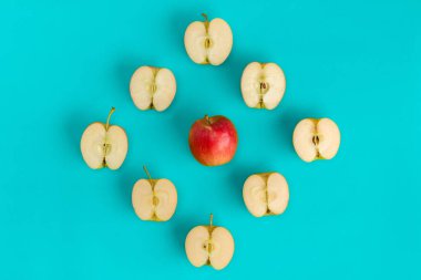 Mavi arka planda meyve deseni. Apple geometrik düzeni yarıya indirir. Düz yatıyordu, üstten bak. Gıda arka plan ... Pop art tasarım, yaratıcı yaz konsepti.