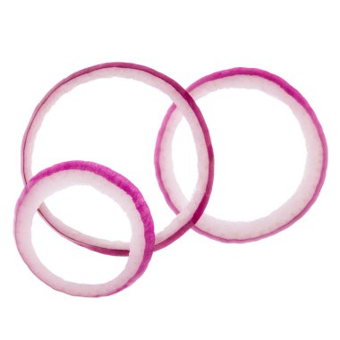 Kırmızı soğan dilimleri beyaz arka planda izole edilmiş. Üst Manzara. Düz yatıyordu. Havada kırmızı soğan dilimi, gölgesiz..