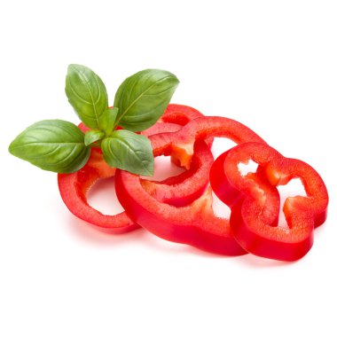 Kırmızı tatlı biber dilimleri ve beyaz arka plan kesme izole fesleğen yaprakları