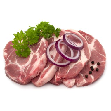 Çiğ domuz eti boyun chop etli maydanoz bitki yaprakları, biber baharat ve beyaz arka plan kesme izole soğan dilimleri garnitür