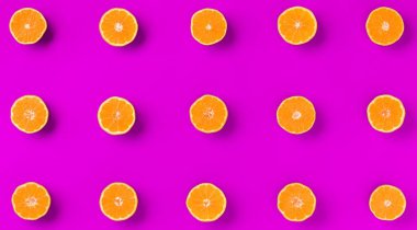 Leylak arka plan üzerinde taze portakal mandalina veya mandalina Meyve desen. Düz yatıyordu, üstten bak. Pop art tasarımı, yaratıcı yaz konsepti. Minimal tarzda narenciye.