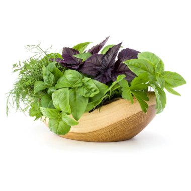 Taze baharat ve otlar üzerinde beyaz arka plan kesme izole hasır sepet içinde. Reyhan, kırmızı fesleğen yaprağı, dereotu ve maydanoz.